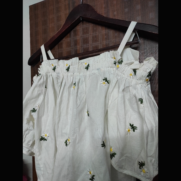 Off Shoulder Puff Sleeved Top 🤍 - Picture 3 of 8